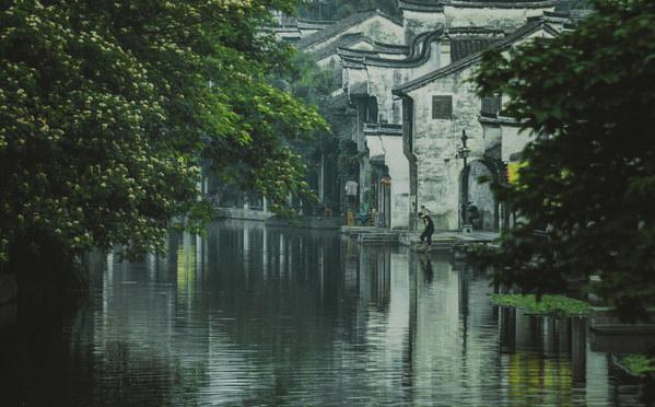 郭晶晶霍启刚带娃滑雪,父亲霍震霆罕见同游,一家人温馨又低调!